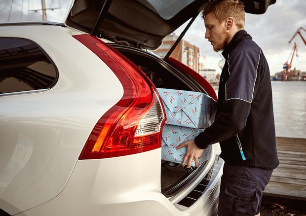 In Svezia Babbo Natale ti consegna i regali dentro l'auto © Volvo