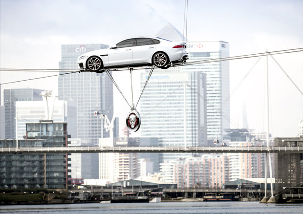 Vero 'lancio' per Jaguar XF che vola su cavi sopra al Tamigi © ANSA