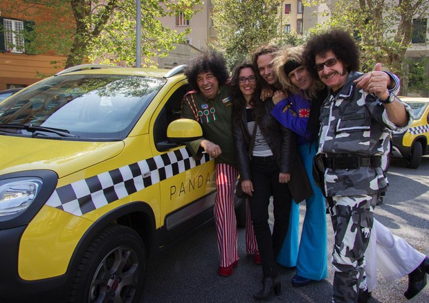 Fiat Panda 'diventano' taxi gialli, ma il passaggio è gratis © ANSA