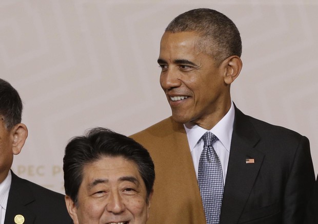 SHINZO ABE CON OBAMA A PEARL HARBOUR DOPO NATALE (foto: AP)