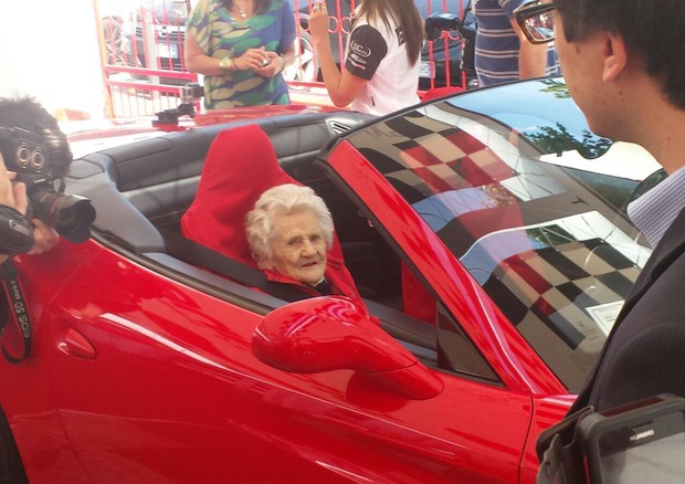 Donna 104 anni fa il suo primo giro in Ferrari © ANSA