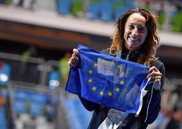 Elisa Di Francisca sul podio olimpico di Rio (foto: ANSA )