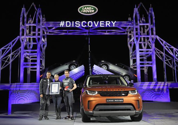 Per Land Rover Discovery passerella da Guinness dei Primati © Land Rover Press