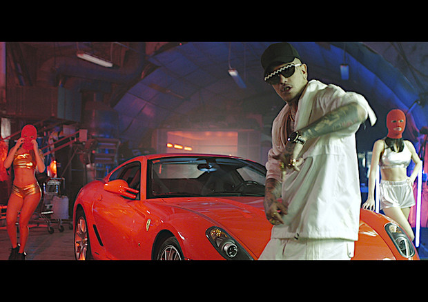 Una Ferrari 599 GTB è la protagonista del video del rapper greco Snik girato a Milano © Malaka Films