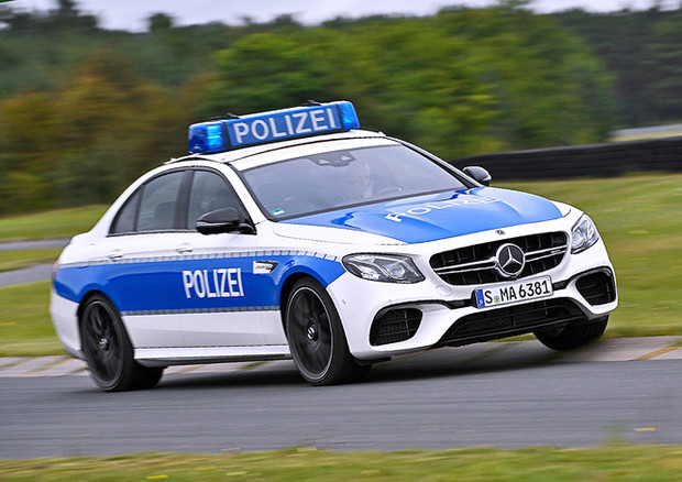 Firmata Mercedes AMG una nuova 'arma' della Polizia tedesca © AutoBild