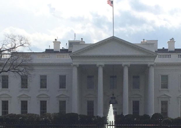 Trump: preghiera di protesta davanti a Casa Bianca (foto: ANSA)