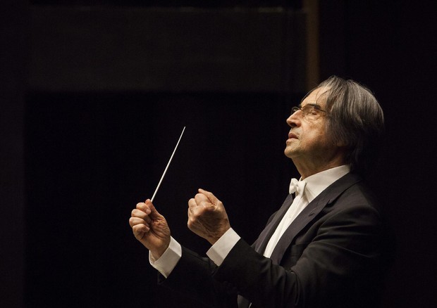 Riccardo Muti dirige orchestra e coro Maggio Fiorentino (foto: ANSA)