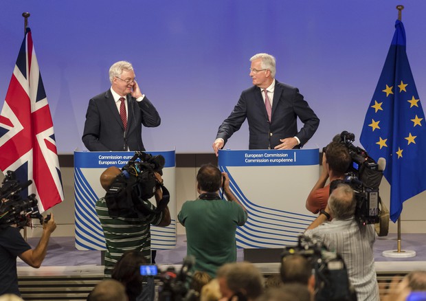 David Davis e Michel Barnier (foto: AP)