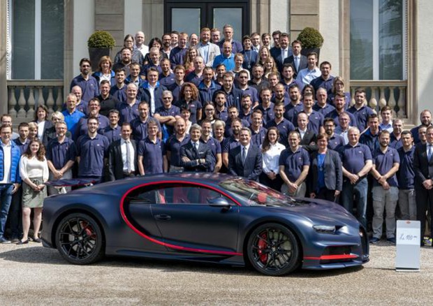 CEO Winkelmann e collaboratori Bugatti orgogliosi della Chiron Numero 100 © Bugatti Press