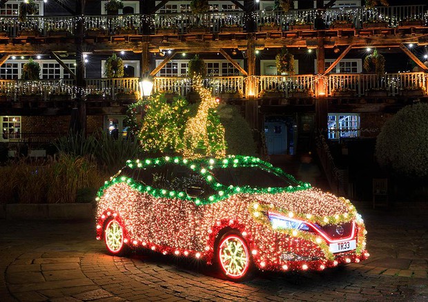Elettrica Nissan Leaf trasforamta in maxi-luminaria Natale © Nissan Press