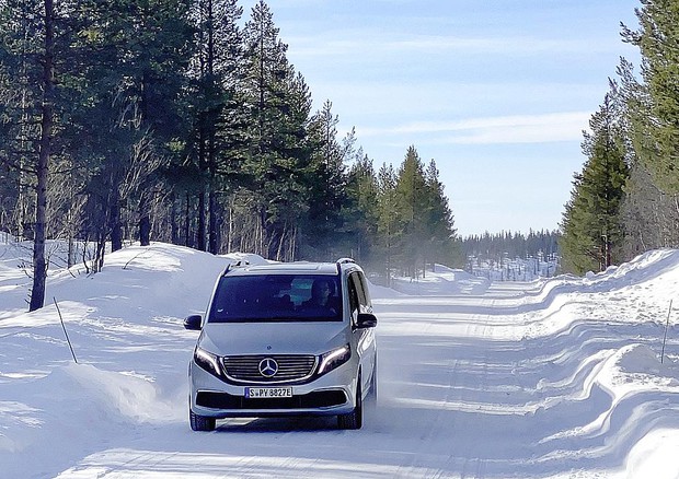 Mercedes EQV: completati test ice & snow a Arjeplog, Svezia © ANSA