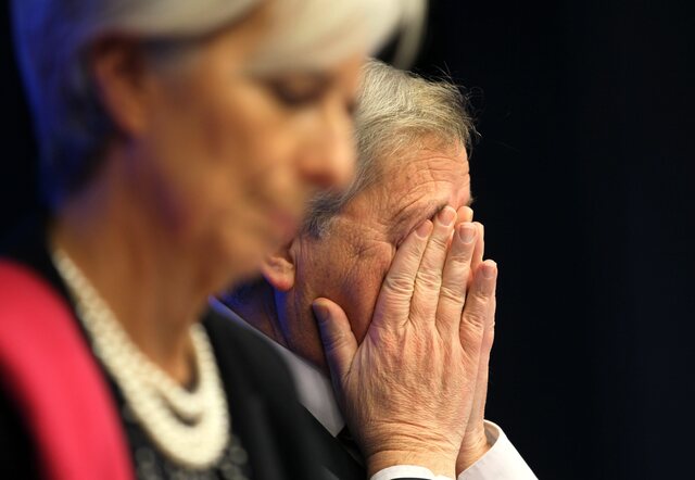 La conferenza stampa del direttore dell'Fmi, Christine Lagarde, e del presidente dell'Eurogruppo, Jean-Claude Juncker, al termine di oltre 12 ore di trattative sul piano di salvataggio della Grecia.