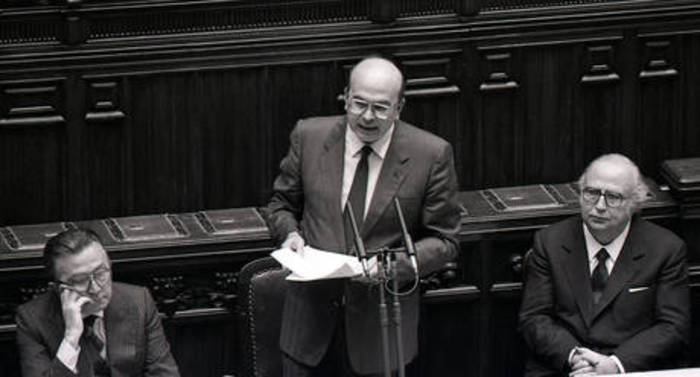 Il presidente del consiglio, Bettino Craxi, fra Giulio Andreotti e Giovanni  Spadolini (foto: ANSA)