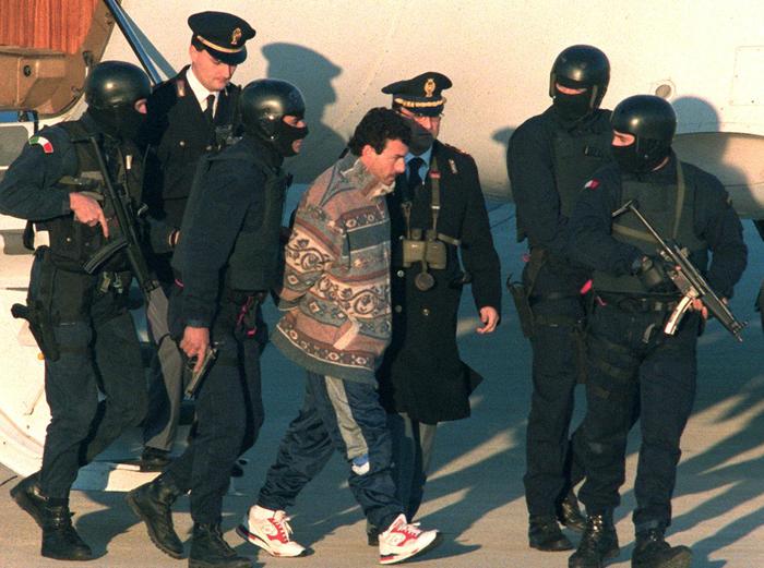 Majed Al Molqi  (C), uno degli esecutori del sequestro della nave Achille Lauro (ottobre 1995), all' arrivo all'  aeroporto di Ciampino, a Roma, dopo essere stato estradato oggi dalla Spagna (foto: ANSA )
