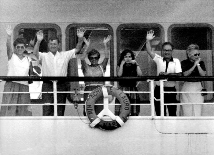 In questa immagine del 10 ottobre 1985,  alcuni passeggeri dell'Achille Lauro salutano dalal nave dopo la resa dei terroristi palestinesi (foto: ANSA)