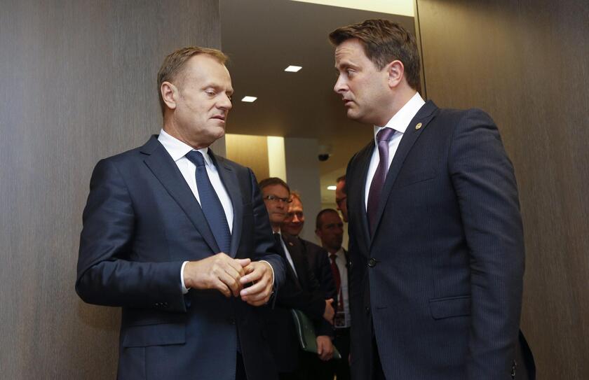 Il presidente del Consiglio europeo Tusk insieme al premier lussemburghese Bettel © ANSA/EPA