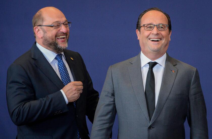 Martin Schulz scherza con François Hollande © ANSA/EPA