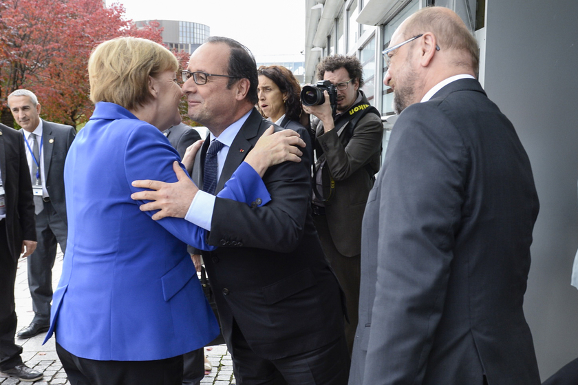 Angela Merkel saluta François Hollande © Parlamento Ue - RIPRODUZIONE RISERVATA