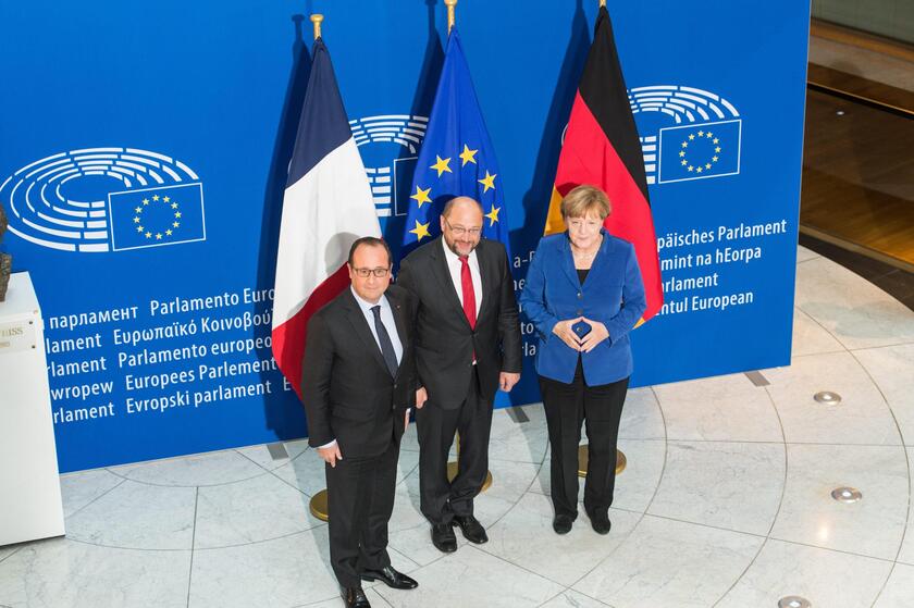 François Hollande, Martin Schulz e Angela Merkel © ANSA/EPA