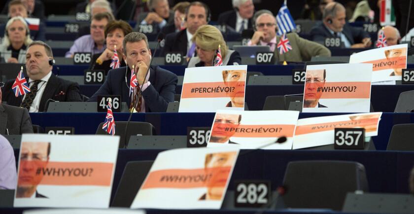 La protesta di alcuni eurodeputati © ANSA/EPA