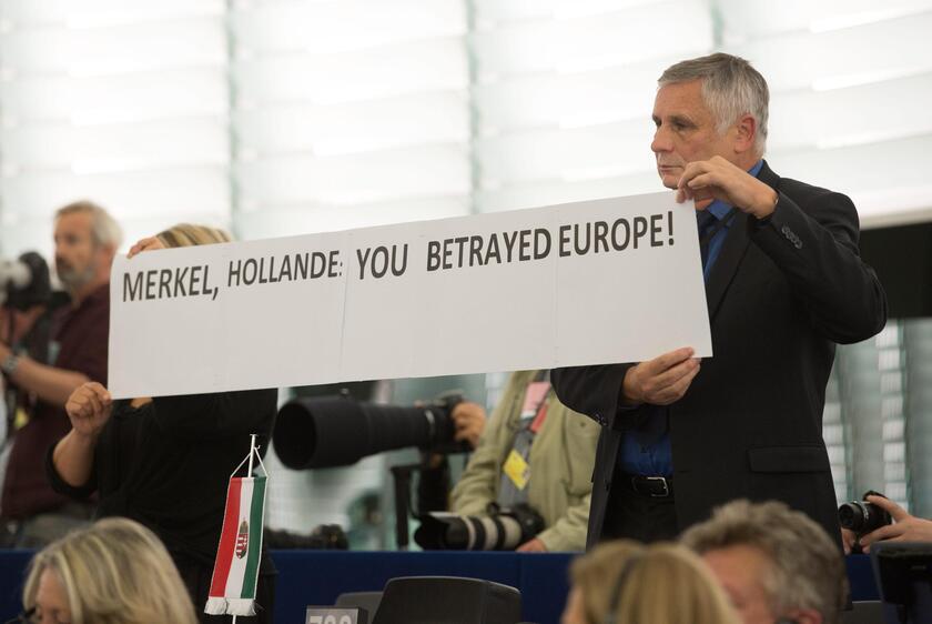 La contestazione di alcuni eurodeputati © ANSA/EPA