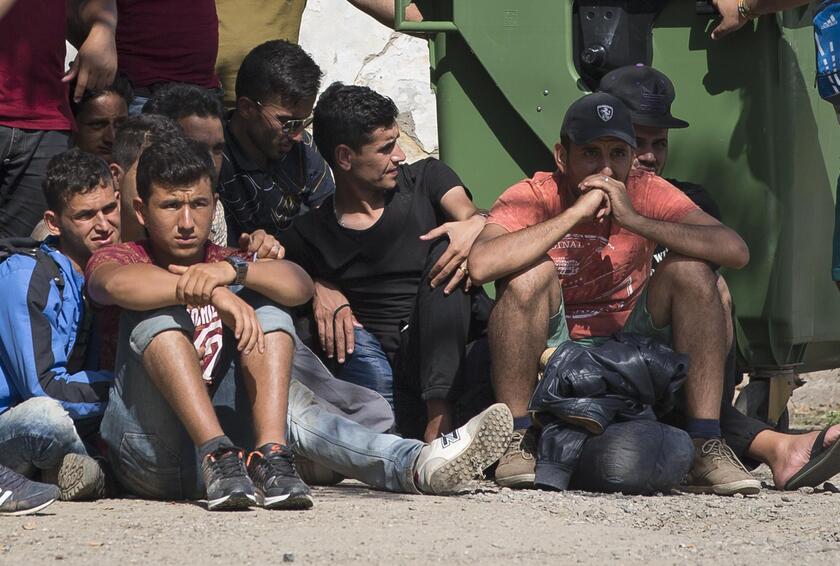 Migranti: Croazia, lasceremo passare profughi © ANSA/AP