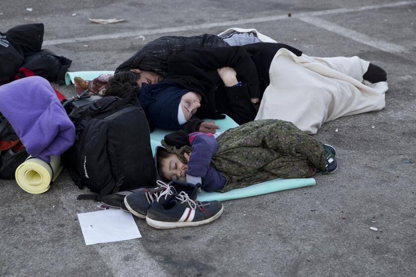 Migranti: Croazia, decine di bus con profughi dalla Serbia © ANSA/AP