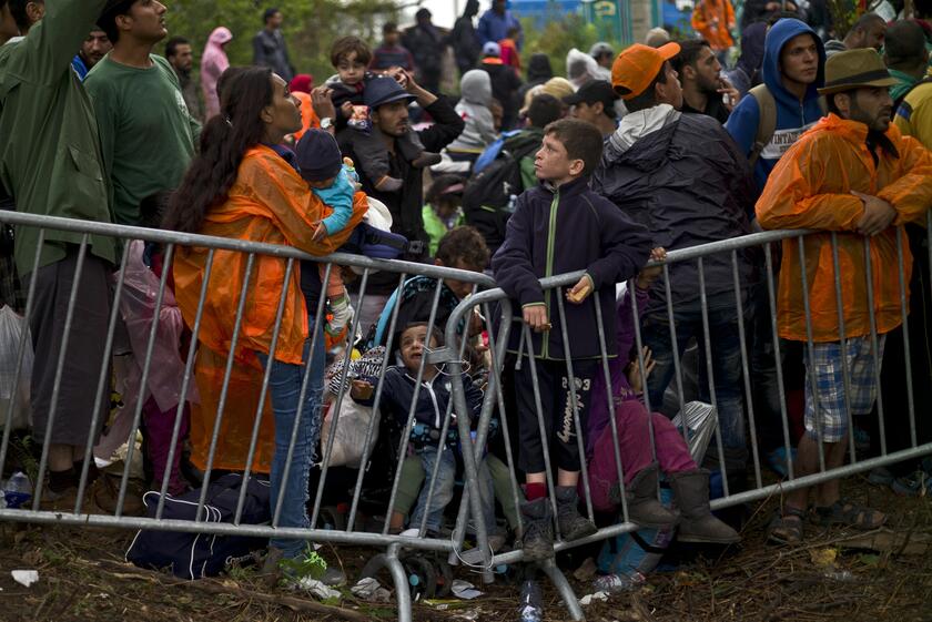 Migranti: raccolti 80.000 capi per profughi e senzatetto © ANSA/AP