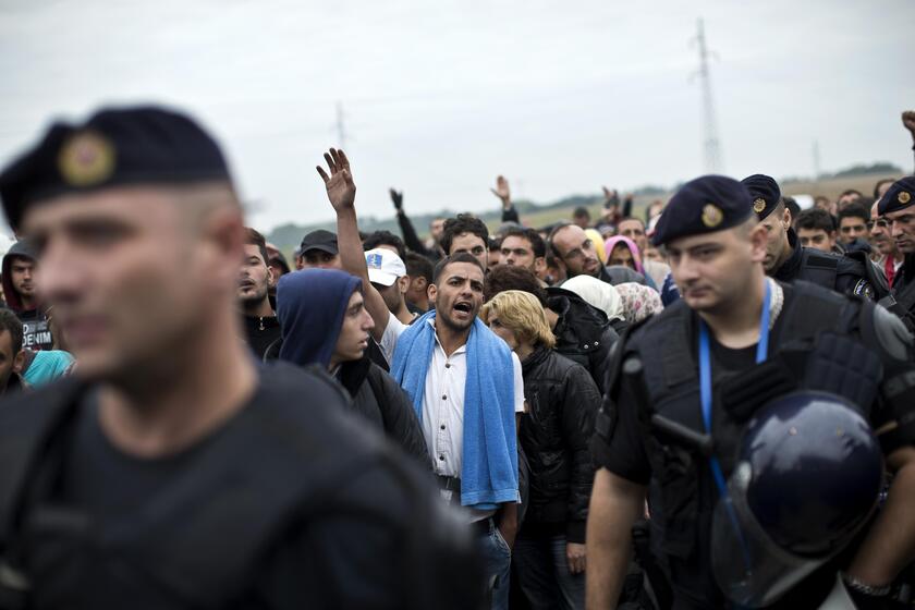 Migranti: Croazia, tafferugli tra polizia e profughi © ANSA/AP