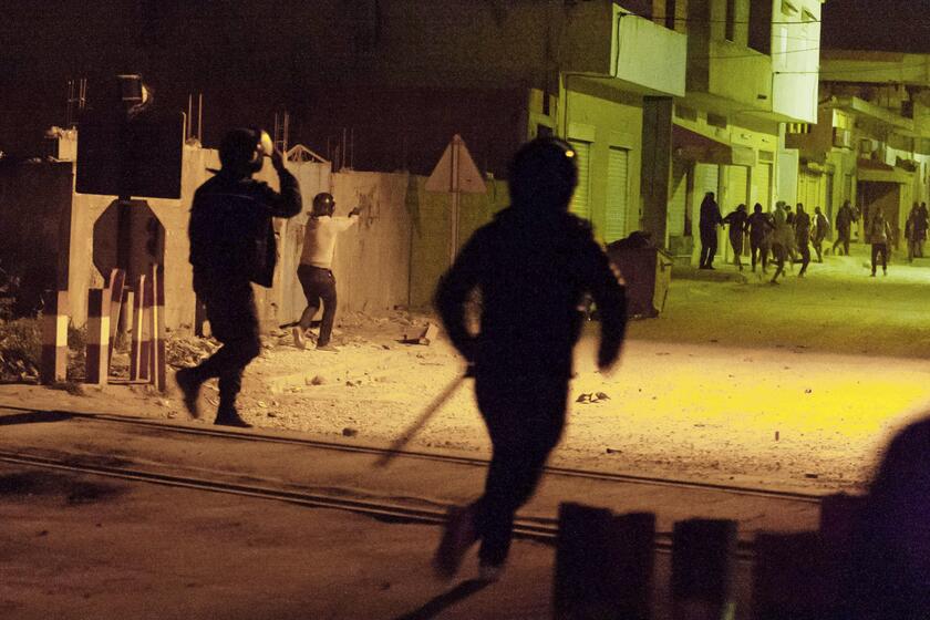 Tunisia: terza serata di scontri e disordini in varie citt © ANSA/AP