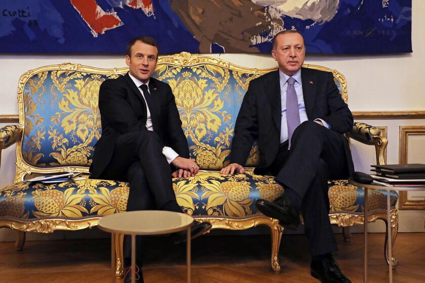 L 'incontro fra Macron e Erdogan a Parigi © ANSA/EPA