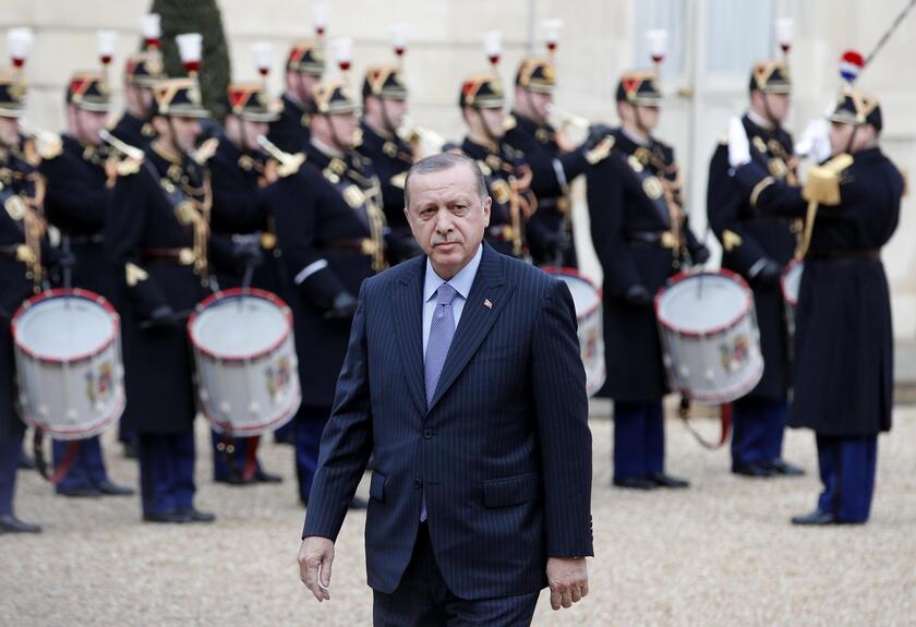 L 'incontro fra Macron e Erdogan a Parigi © ANSA/AP