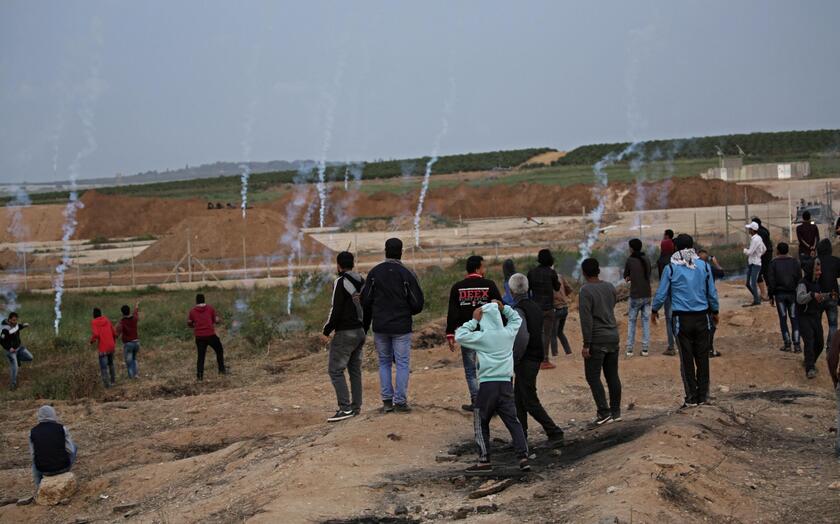 Palestinian protesters clash with Israeli troops along the Gaza Strip border © ANSA/EPA