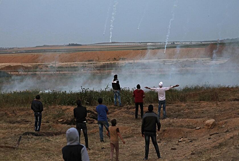 Palestinian protesters clashes with Israeli troops along the Gaza Strip border © ANSA/EPA