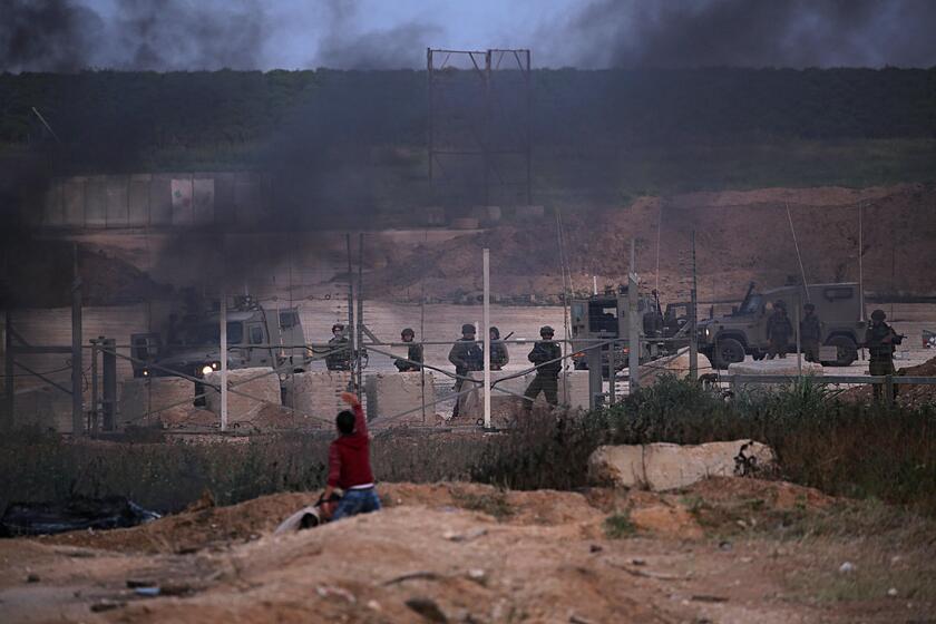 Palestinian protesters clash with Israeli troops along the Gaza Strip border © ANSA/EPA