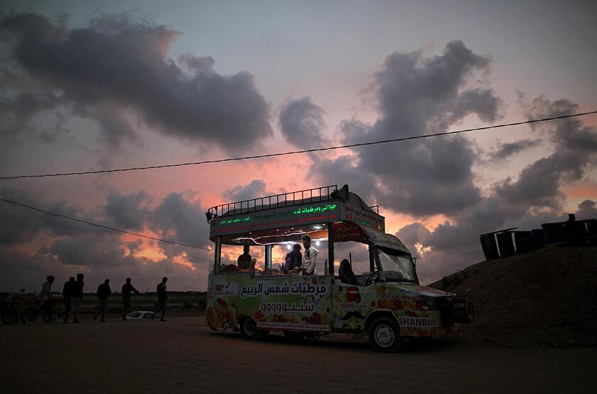Palestinians gather along the Gaza Strip border © ANSA/EPA