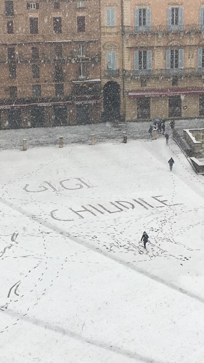 Maltempo: neve a Siena, coltre bianca in piazza del Campo - ALL RIGHTS RESERVED