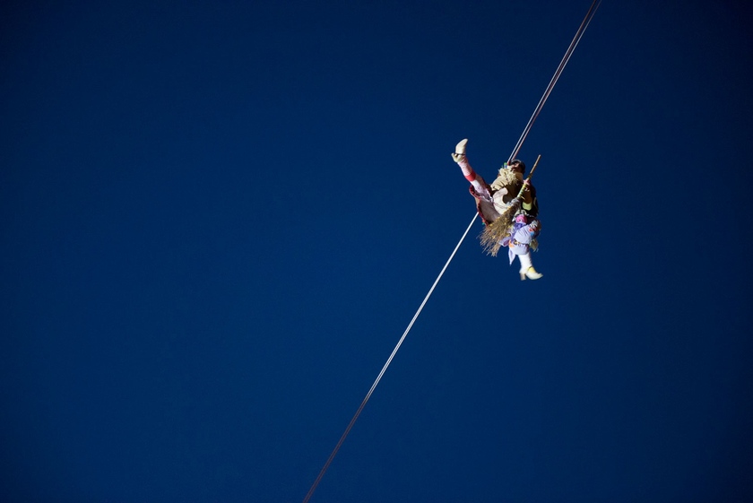 Una Befana acrobatica che cala in cordata durante i festeggiamenti per l 'Epifania a Urbania - ALL RIGHTS RESERVED