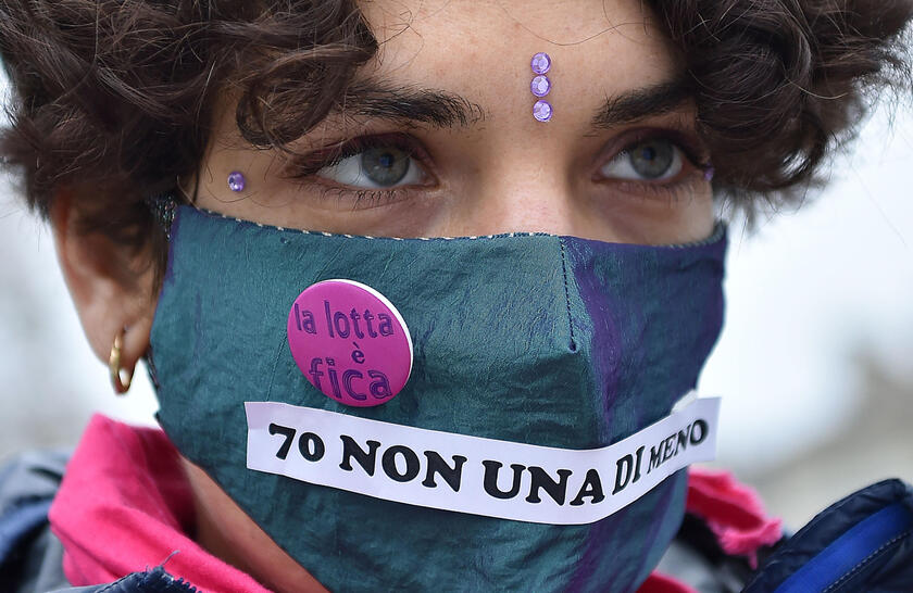 Violenza donne: Torino, la piazza abbatte il  'muro ' sessista - ALL RIGHTS RESERVED
