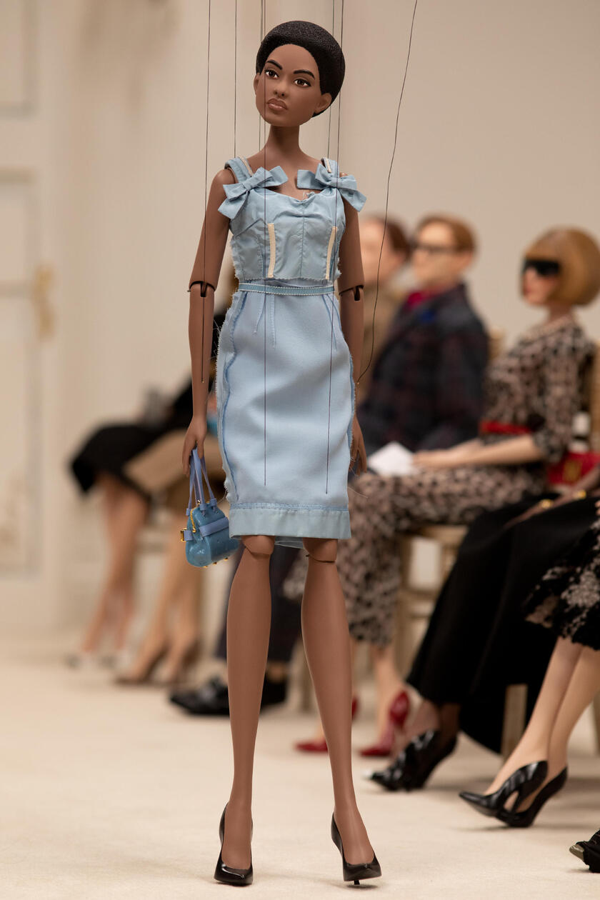 Moda: Moschino, video con marionette-indossatrici - ALL RIGHTS RESERVED
