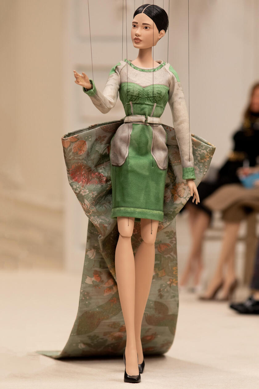 Moda: Moschino, video con marionette-indossatrici - ALL RIGHTS RESERVED