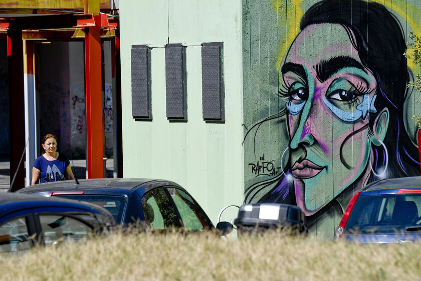 Gucci model portrayed on a mural on the outskirts of Naples - ALL RIGHTS RESERVED
