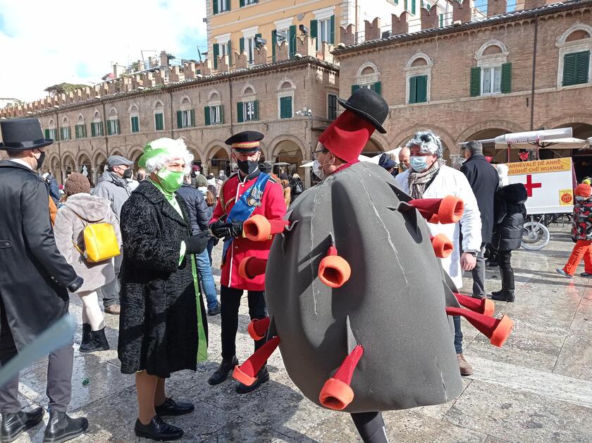 Carnevale: maschere in piazza ad Ascoli Piceno nonostante freddo e covid - ALL RIGHTS RESERVED