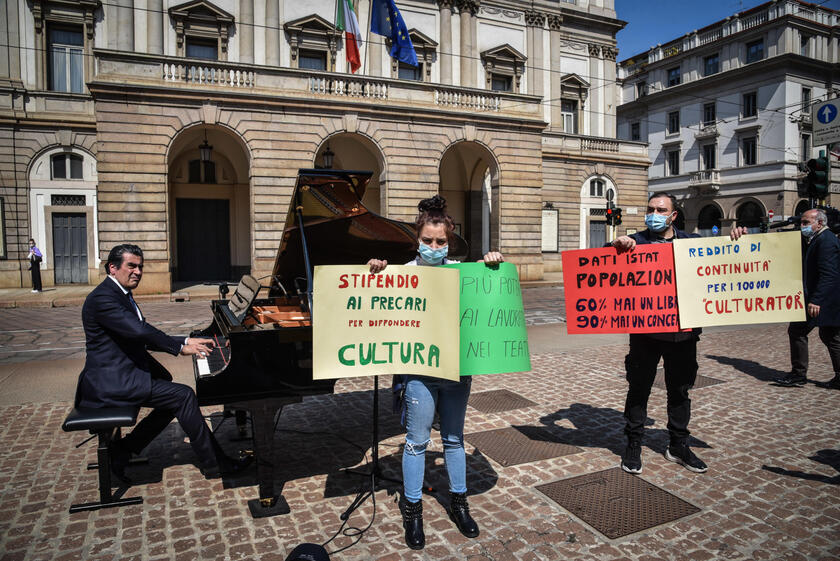 Flash mob of Teatro alla Scala workers - ALL RIGHTS RESERVED