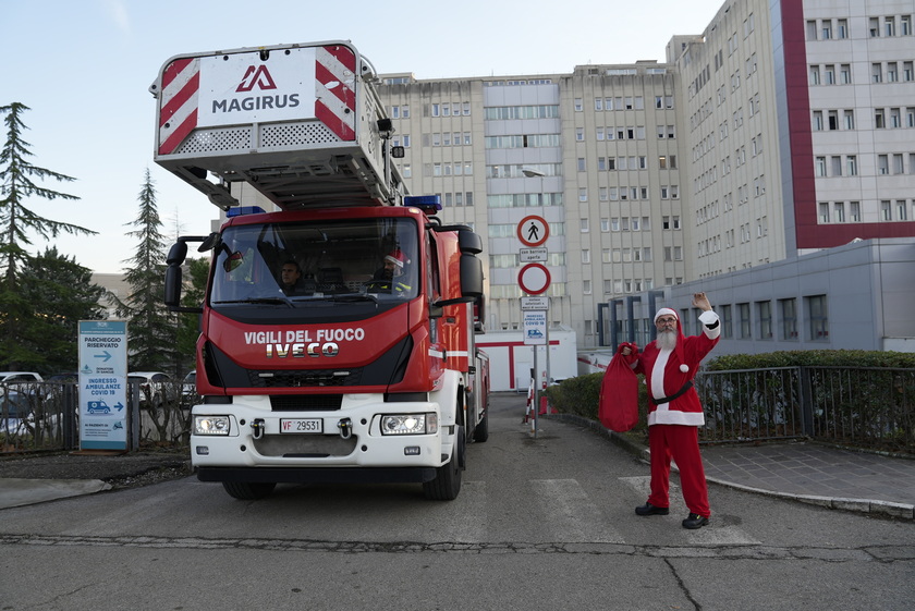 Firefighter Father Christmas at Perugia children 's hospital - ALL RIGHTS RESERVED