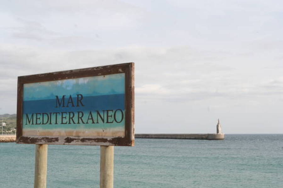 5 maggio 2010, Tarifa, Spagna. Il cartello, a Punta de Tarifa, punto d'incontro tra Mar Mediterraneo e Oceano Atlantico/FOTO Lara Gallina © Ansa