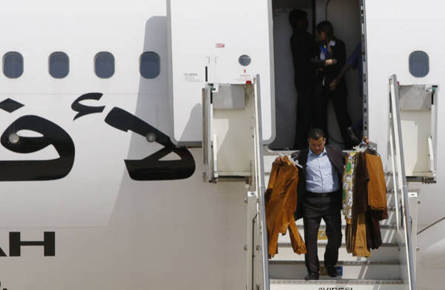 29 agosto 2010, Roma, Italia. Uomini della sicurezza scendono dall’aereo con gli abiti del leader libico Muammar Gheddafi all'aeroporto di Ciampino/FOTO Alessandro Di Meo © Ansa