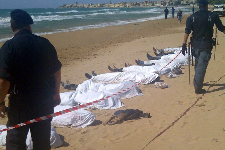 Su una spiaggia siciliana i corpi di migranti morti nel naufragio del loro barcone nel Mediterraneo -     RIPRODUZIONE RISERVATA