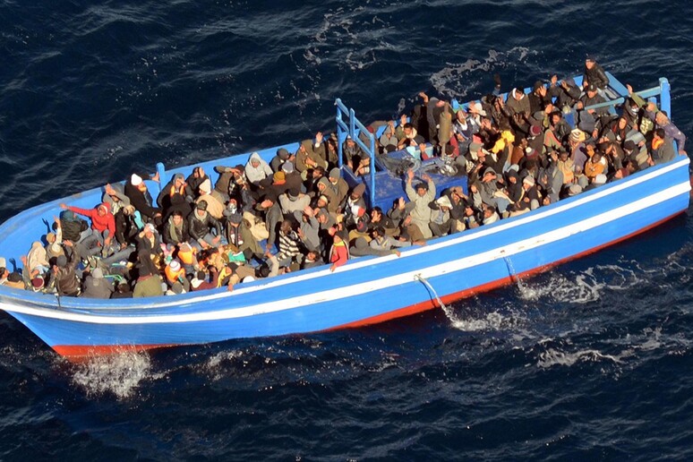 Un barcone di migranti nel Mediterraneo -     RIPRODUZIONE RISERVATA