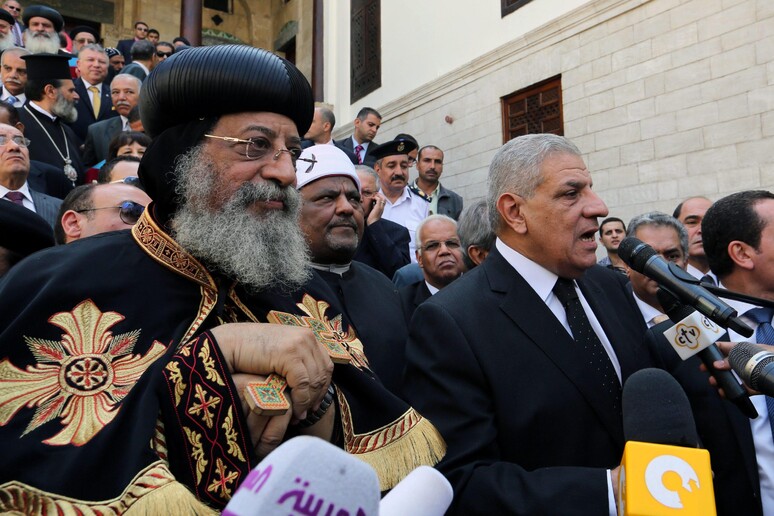 Il patriarca copto Tawadros II (s) e il premier egiziano Mahlab (d) alla recente cerimonia per la fine del restauro della  'Chiesa sospesa ' copta al Cairo -     RIPRODUZIONE RISERVATA